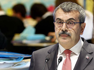 'Planlamakta zorlanıyoruz' Bakan Tekin a&ccedil;ıkladı: Okullarda ara tatil kalkacak mı?