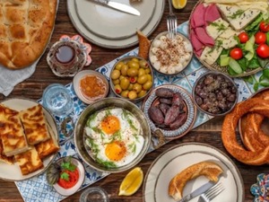 Ramazan&rsquo;da l&uuml;ks yarışı: Sahur masaları 6.200 TL&rsquo;ye &ccedil;ıktı