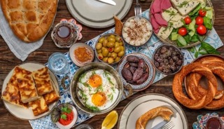 Ramazan&rsquo;da l&uuml;ks yarışı: Sahur masaları 6.200 TL&rsquo;ye &ccedil;ıktı