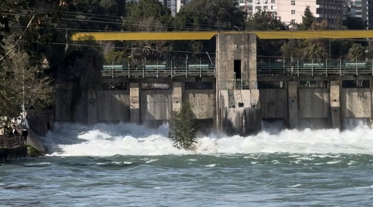 Adana'da tarlalar su altında kaldı