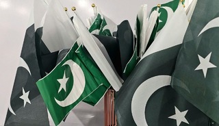 Pakistan'da yaşayan T&uuml;rk vatandaşları, ihtiya&ccedil; sahiplerine gıda desteği ulaştırdı