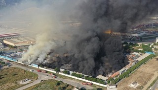 Manisa'da şekerleme fabrikasında yangın &ccedil;ıktı