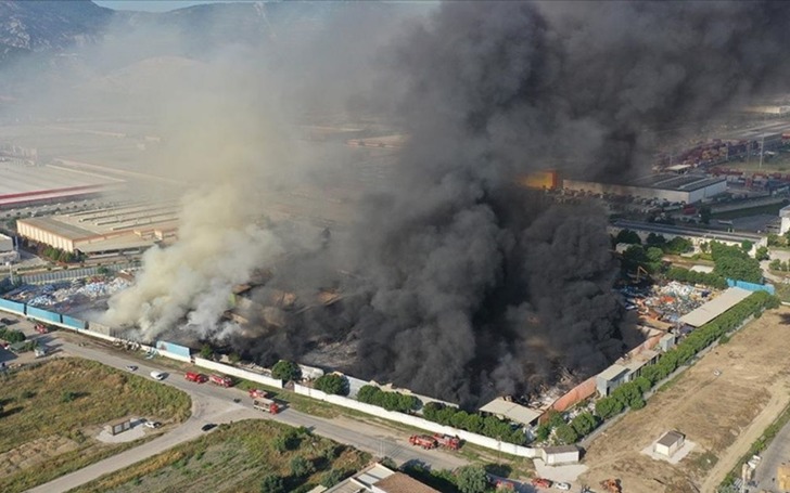 Manisa'da şekerleme fabrikasında yangın &ccedil;ıktı