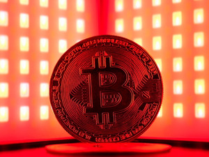 Tarihinin en k&ouml;t&uuml; g&uuml;nlerini yaşıyor! Bitcoin 64 bin doların altına indi