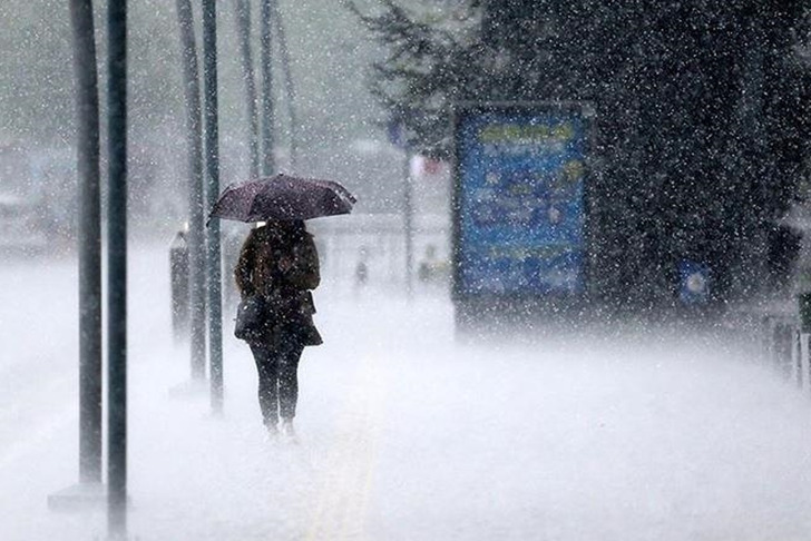 Meteoroloji'den sağanak ve kar alarmı! Yağış t&uuml;m yurdu saracak