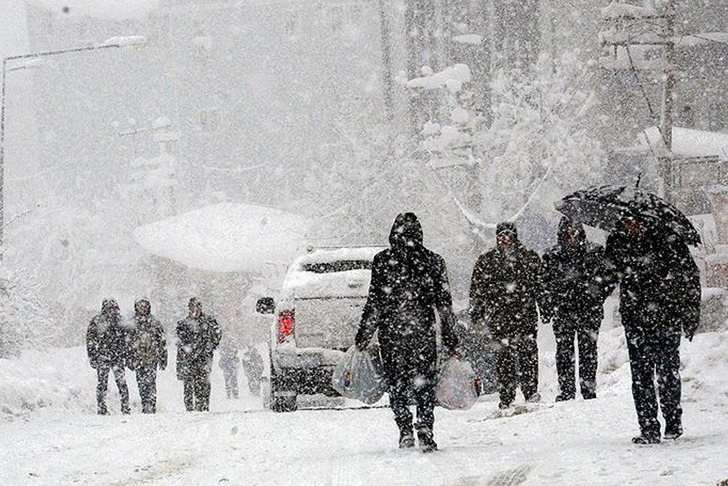 İstanbul'da 15 il&ccedil;eye kar uyarısı! Valilikten a&ccedil;ıklama geldi