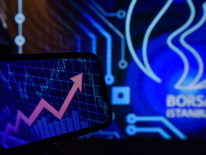 BIST 100&rsquo;de Aylık Kapanış Kritik: Kesişimden D&ouml;nd&uuml;, Y&ouml;n Martta Netleşecek