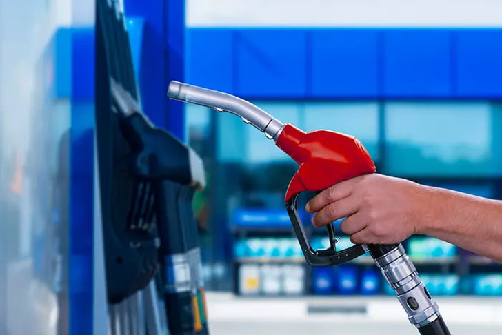 BUG&Uuml;NK&Uuml; AKARYAKIT FİYATLARI! 4 Mart 2026 benzin, motorin, LPG zam var mı?