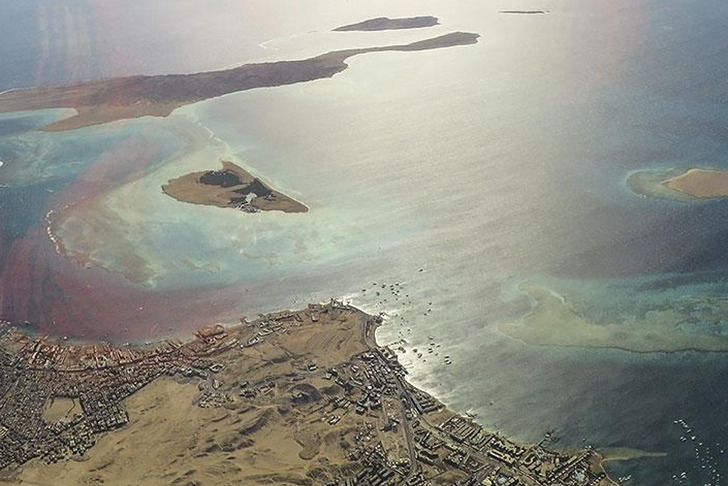 H&uuml;rm&uuml;z Boğazı'nda tansiyon zirvede! İran "Uyarılar dikkate alınmadı" diyerek 10 tanesini birden vurdu