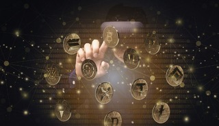 G&uuml;m&uuml;ş&uuml;n tahtı sallanıyor mu? Analistten ezber bozan tahmin "İki kripto para..."