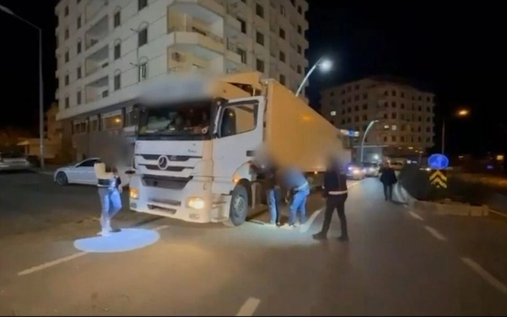 İran sınırından T&uuml;rkiye'ye giren ka&ccedil;ak g&ouml;&ccedil;menler yakalandı