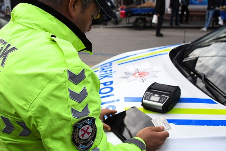 Trafikte bunu yapan yandı! 9 kademeli sisteme ge&ccedil;ildi: Cezası 30 bin TL'ye kadar &ccedil;ıkıyor
