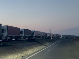 Azerbaycan, İran sınırında y&uuml;k aracı kısıtlamalarını kaldırdı