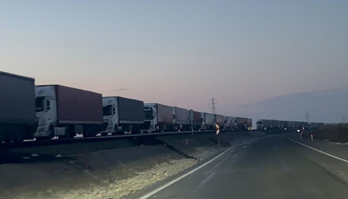 Azerbaycan, İran sınırında y&uuml;k aracı kısıtlamalarını kaldırdı