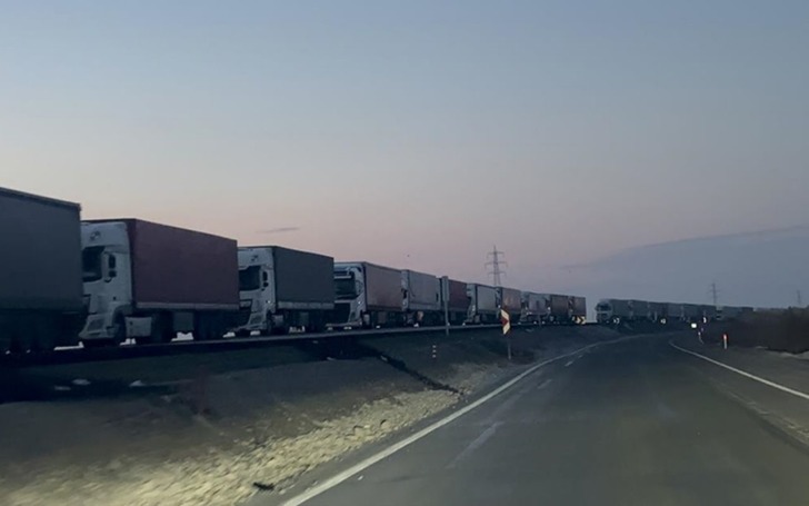 Azerbaycan, İran sınırında y&uuml;k aracı kısıtlamalarını kaldırdı