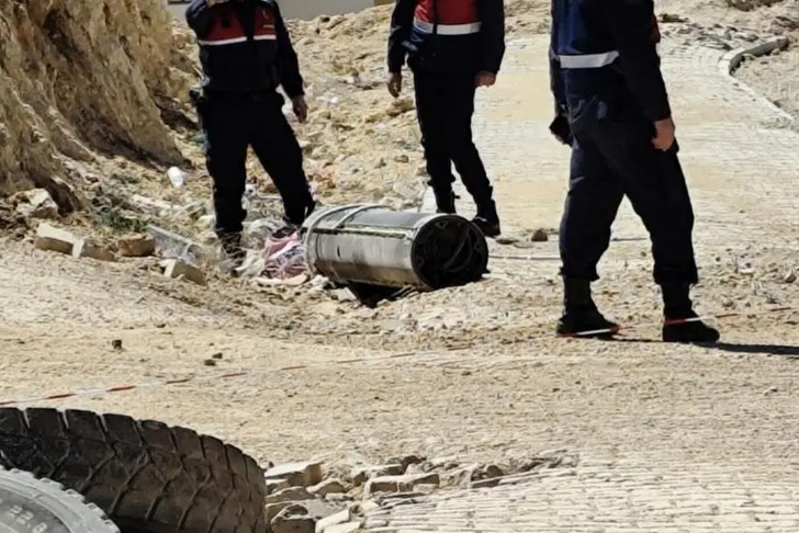 MSB a&ccedil;ıkladı!  İran'dan atılan f&uuml;ze imha edildi: Bazı m&uuml;himmat par&ccedil;aları Gaziantep'e d&uuml;şt&uuml;