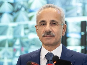 Bakan Uraloğlu "Limanlarda elle&ccedil;lenen y&uuml;k miktarı t&uuml;m zamanların rekorunu kırdı"