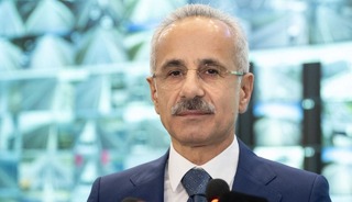 Bakan Uraloğlu "Limanlarda elle&ccedil;lenen y&uuml;k miktarı t&uuml;m zamanların rekorunu kırdı"