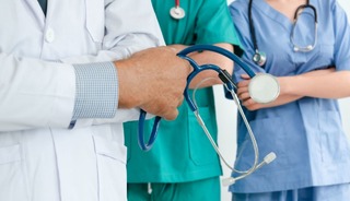 Sağlık &ccedil;alışanlarına m&uuml;jde! N&ouml;bet &uuml;cretlerinde sınırlama iptal edildi