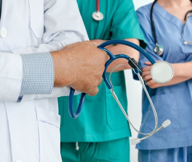 Sağlık &ccedil;alışanlarına m&uuml;jde! N&ouml;bet &uuml;cretlerinde sınırlama iptal edildi