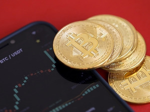 Bir t&uuml;rl&uuml; aşılamıyor! Yatırımcıları artık korkuyor: Bitcoin 71 bin dolar seviyesinde