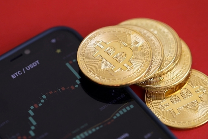 Bir t&uuml;rl&uuml; aşılamıyor! Yatırımcıları artık korkuyor: Bitcoin 71 bin dolar seviyesinde