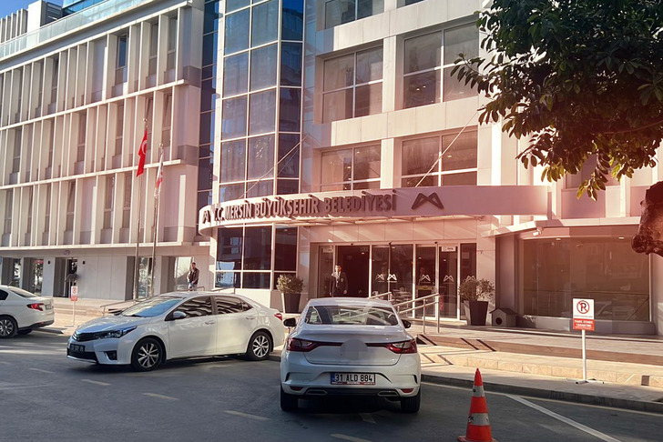 Mersin B&uuml;y&uuml;kşehir Belediyesi'ne ikinci operasyon! 20 g&ouml;zaltı