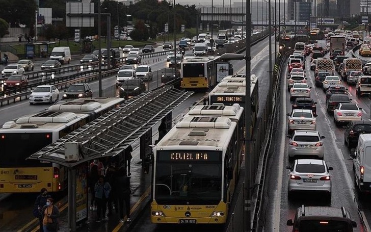 İBB&rsquo;den a&ccedil;ıklama geldi: Toplu taşıma &uuml;cretsiz olacak