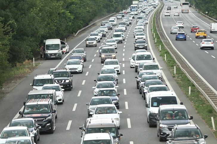 Aman dikkat! 2 bin TL'den başlıyor, 30 bin TL'ye kadar &ccedil;ıkıyor... İşte 2026 bayram trafiği yeni hız limitleri ve ceza tarifesi