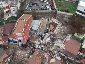 SON DAKİKA| İstanbul Fatih'te 2 bina &ccedil;&ouml;kt&uuml;! 9 kişi g&ouml;&ccedil;&uuml;k altında kaldı, 7 kişi hastaneye kaldırıldı