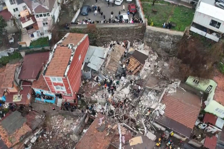 SON DAKİKA| İstanbul Fatih'te 2 bina &ccedil;&ouml;kt&uuml;! 9 kişi g&ouml;&ccedil;&uuml;k altında kaldı, 7 kişi hastaneye kaldırıldı