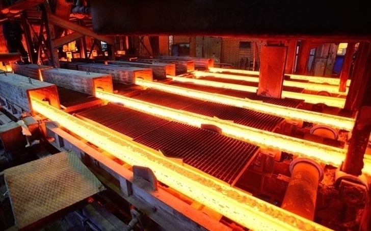 K&uuml;resel ham &ccedil;elik &uuml;retimi şubatta d&uuml;şt&uuml;