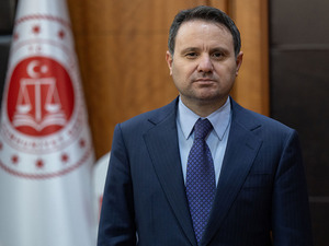 Adalet Bakanı G&uuml;rlek'in tapu kayıtlarını sorgulayan Tapu M&uuml;d&uuml;r&uuml; g&ouml;zaltına alındı