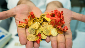 Petrol d&uuml;şt&uuml;, altın y&ouml;n&uuml;n&uuml; yukarı &ccedil;evirdi! Artış y&uuml;zde 2'yi aştı