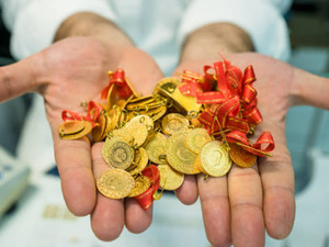 Petrol d&uuml;şt&uuml;, altın y&ouml;n&uuml;n&uuml; yukarı &ccedil;evirdi! Artış y&uuml;zde 2'yi aştı