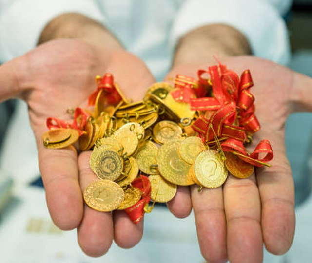 Petrol d&uuml;şt&uuml;, altın y&ouml;n&uuml;n&uuml; yukarı &ccedil;evirdi! Artış y&uuml;zde 2'yi aştı