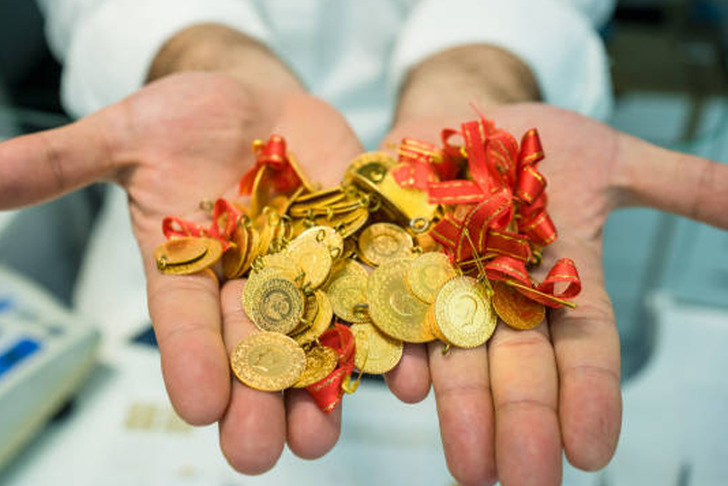 Petrol d&uuml;şt&uuml;, altın y&ouml;n&uuml;n&uuml; yukarı &ccedil;evirdi! Artış y&uuml;zde 2'yi aştı