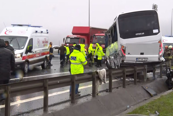 İstanbul'da zincirleme kaza! 1 polis şehit oldu, 16 polis yaralı