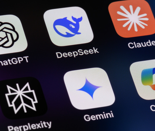 Apple&rsquo;dan Yapay Zek&acirc; Hamlesi: Siri&rsquo;ye Gemini ve Claude Geliyor