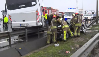 Zincirleme kazada kalbi duran polis memuru hayata d&ouml;nd&uuml;r&uuml;ld&uuml;