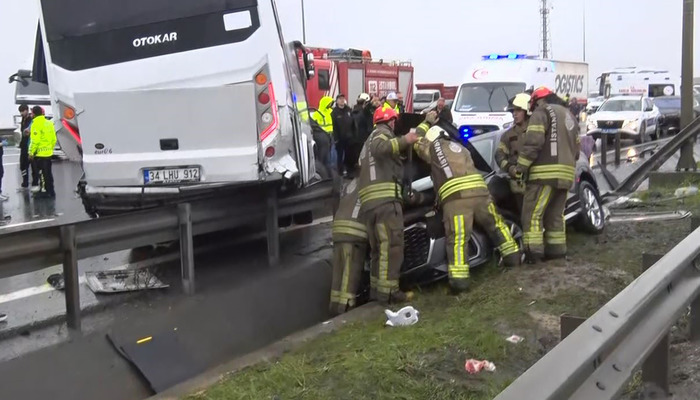 Zincirleme kazada kalbi duran polis memuru hayata d&ouml;nd&uuml;r&uuml;ld&uuml;