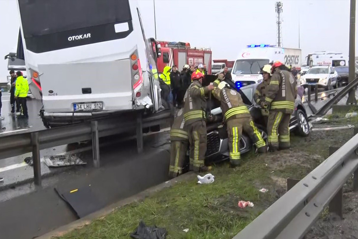 Zincirleme kazada kalbi duran polis memuru hayata d&ouml;nd&uuml;r&uuml;ld&uuml;