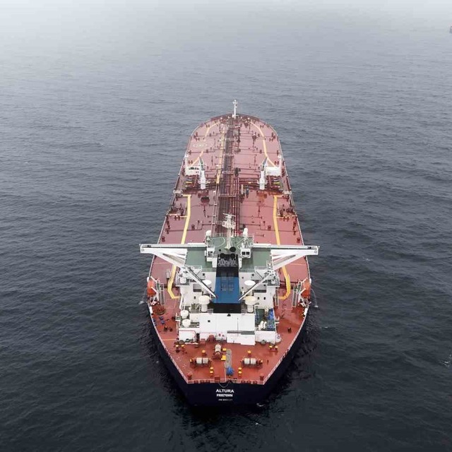 İstanbul Boğazı&rsquo;na yaklaşırken vurulan tanker havadan g&ouml;r&uuml;nt&uuml;lendi