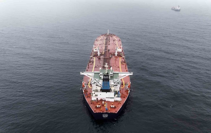 İstanbul Boğazı&rsquo;na yaklaşırken vurulan tanker havadan g&ouml;r&uuml;nt&uuml;lendi