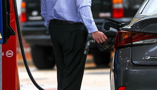 ABD'de ortalama benzin fiyatı 2022'den bu yana ilk kez 4 doların &uuml;zerine &ccedil;ıktı