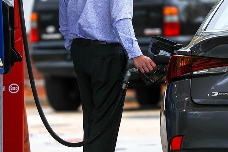 ABD'de ortalama benzin fiyatı 2022'den bu yana ilk kez 4 doların &uuml;zerine &ccedil;ıktı