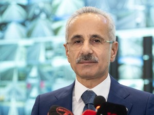 H&uuml;rm&uuml;z&rsquo;deki T&uuml;rk gemileri i&ccedil;in Bakan Uraloğlu&rsquo;ndan a&ccedil;ıklama