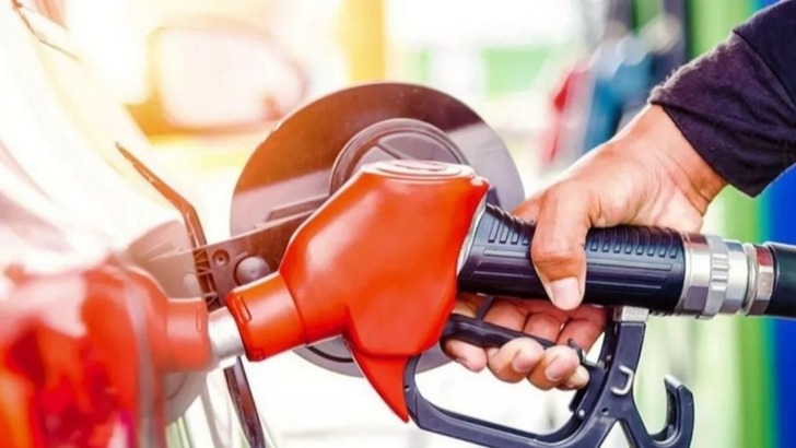 4 yıl sonra bir ilk! ABD&rsquo;de benzin 5 doları aştı