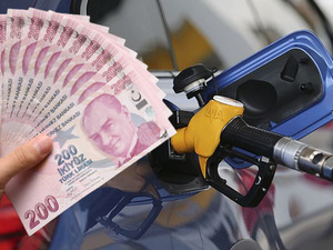 Petrol fiyatları d&uuml;şt&uuml;, akaryakıtta indirim bekleniyor! 10 TL'yi aşabilir