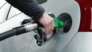 4 lira d&uuml;şt&uuml; 3 lira &ccedil;ıkacak! Motorine zam geliyor